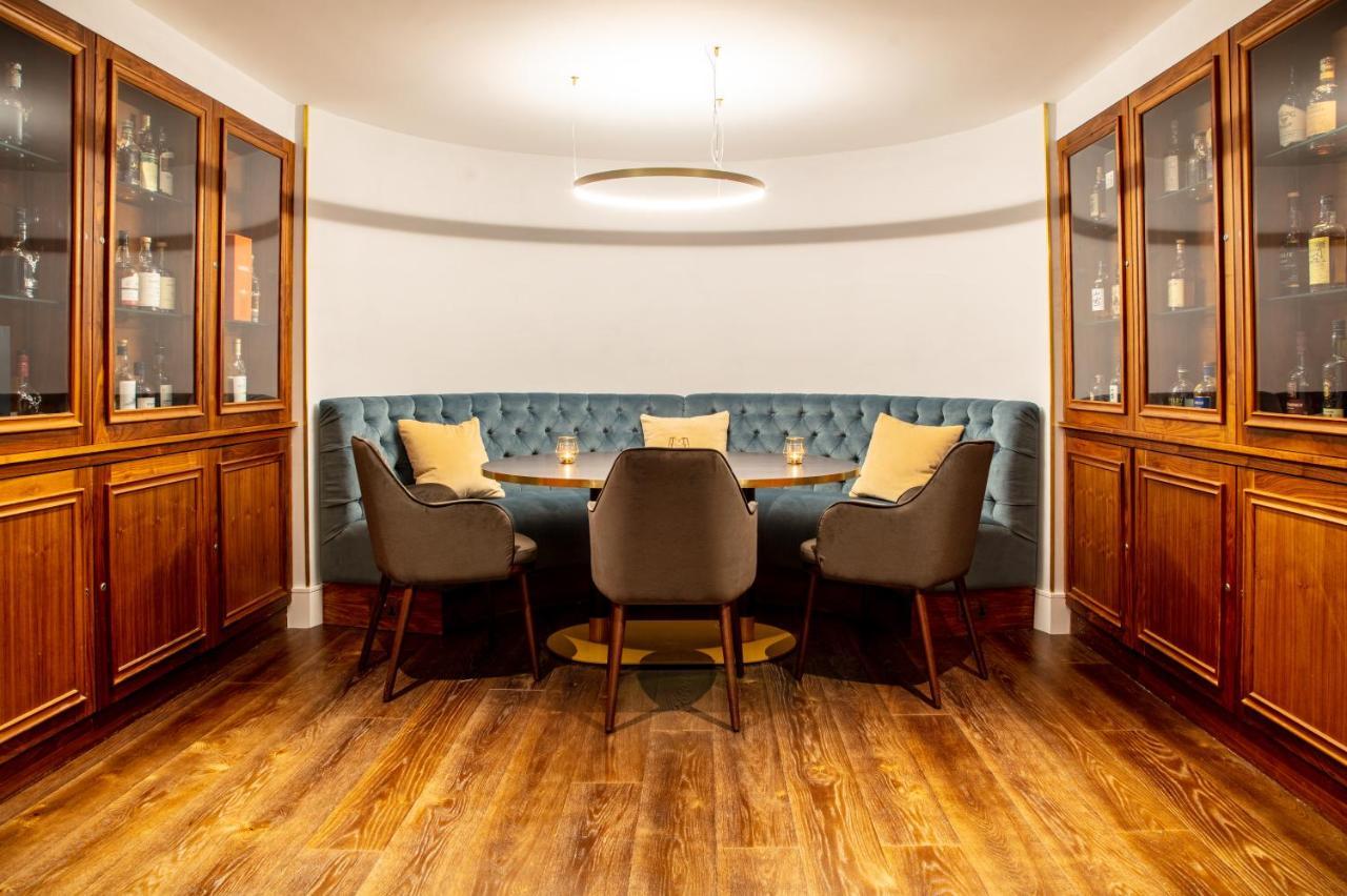 Hotel The Roseate Reading Esterno foto The bar at the 2018 refurbishment