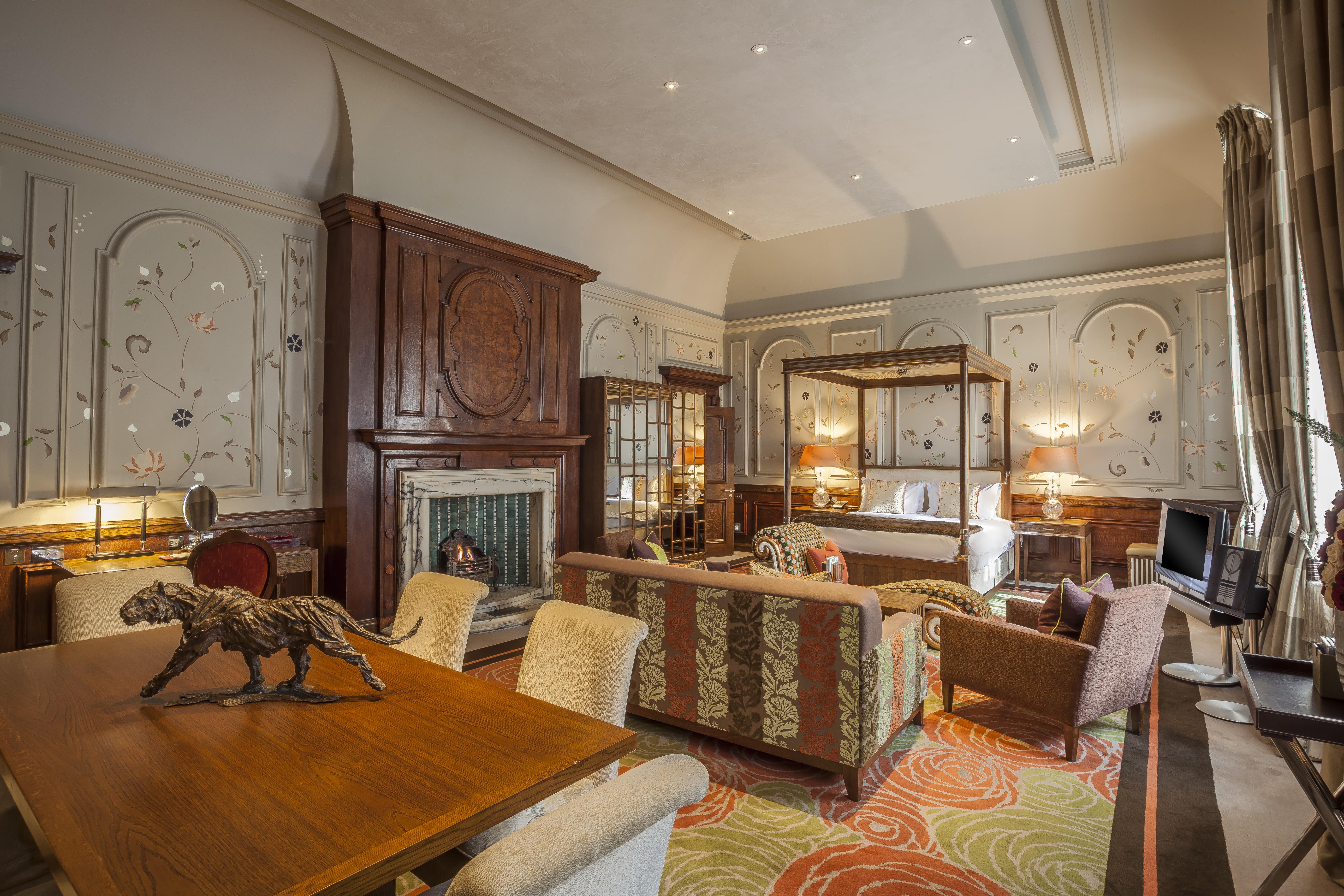 Hotel The Roseate Reading Esterno foto The interior of the suite