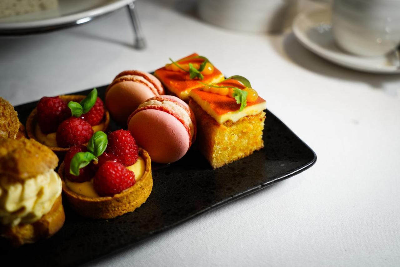 Hotel The Roseate Reading Esterno foto A selection of cakes