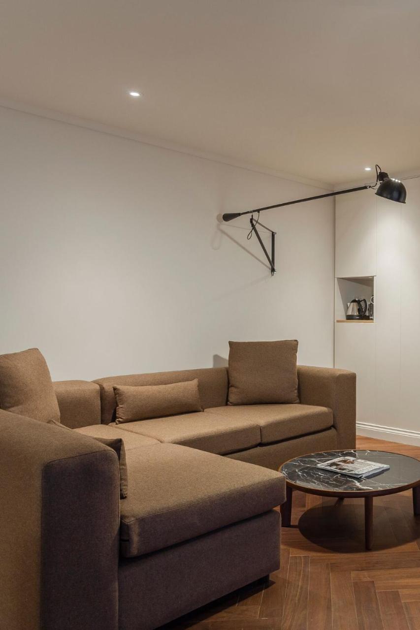 Hotel The Roseate Reading Esterno foto A wall mounted light