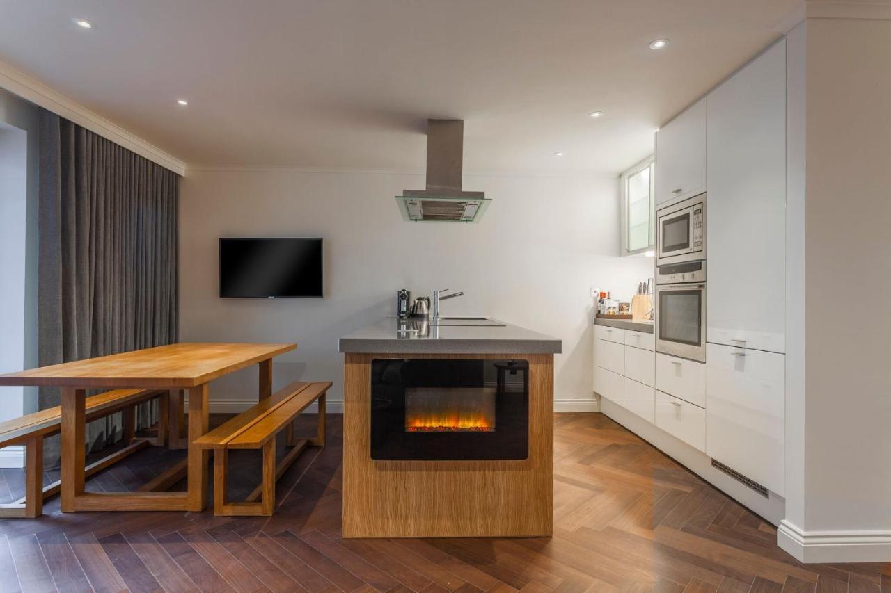 Hotel The Roseate Reading Esterno foto A modern kitchen with a fireplace
