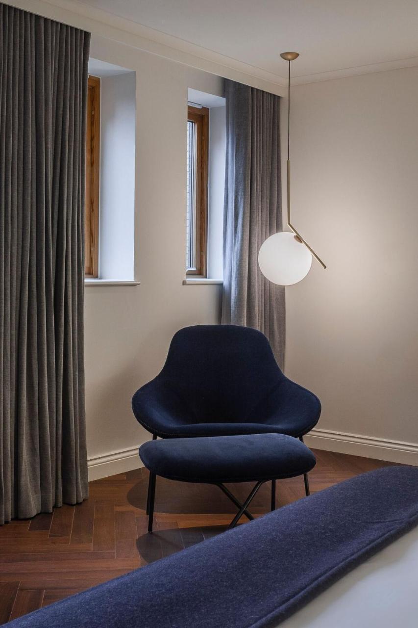 Hotel The Roseate Reading Esterno foto Flos ic pendant light