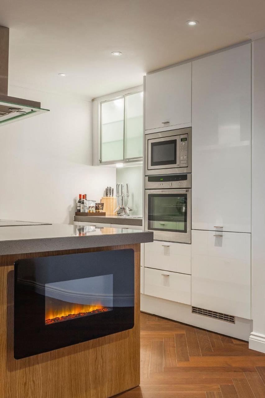 Hotel The Roseate Reading Esterno foto A modern kitchen