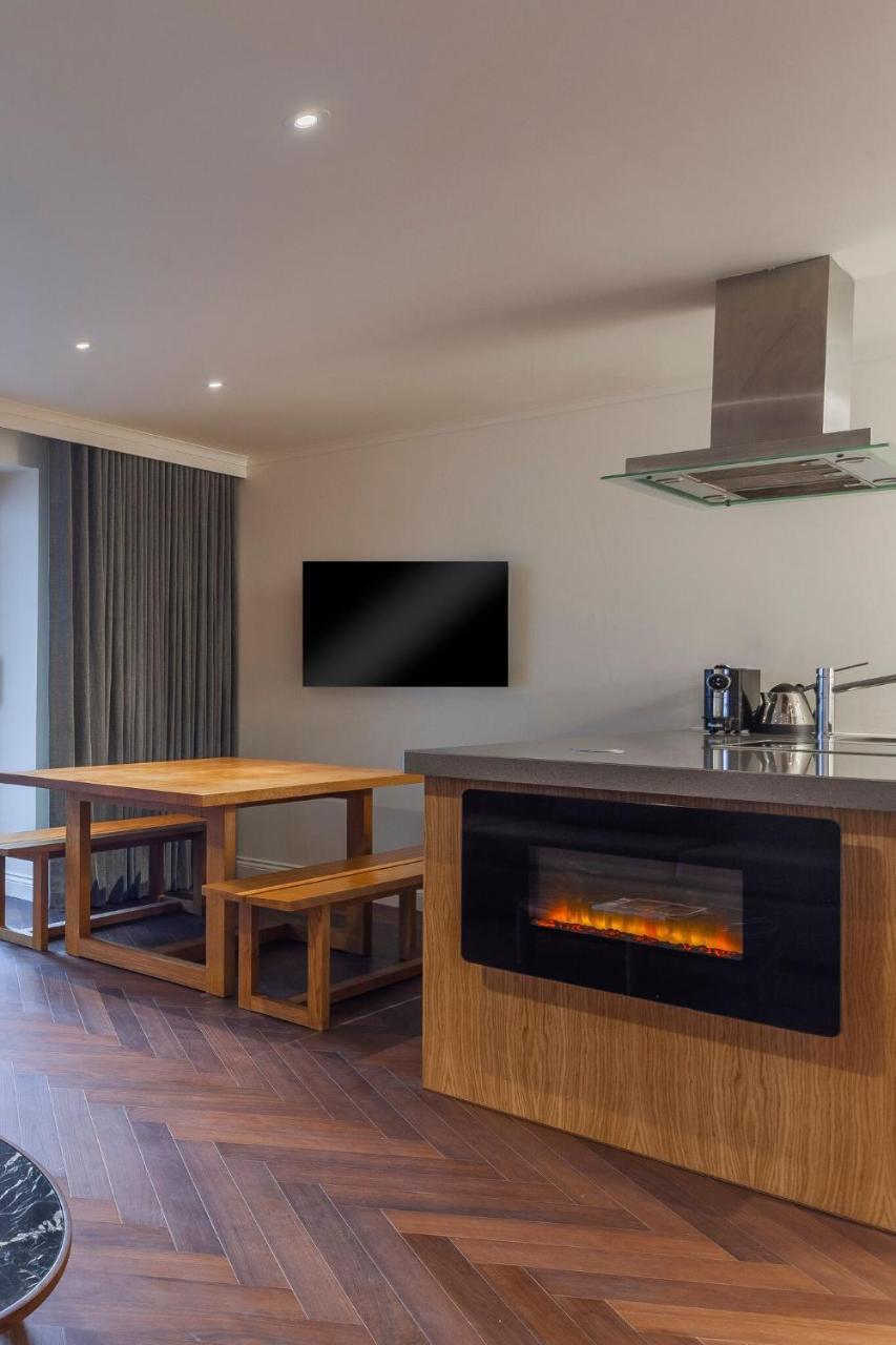 Hotel The Roseate Reading Esterno foto A fireplace in a kitchen