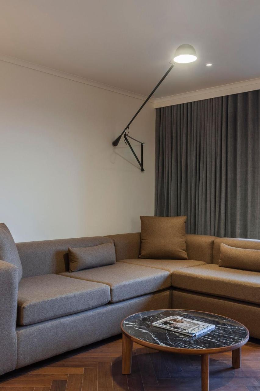 Hotel The Roseate Reading Esterno foto A curtain