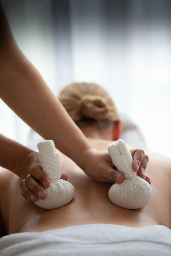 Hotel The Roseate Reading Esterno foto Thai herbal compress massage