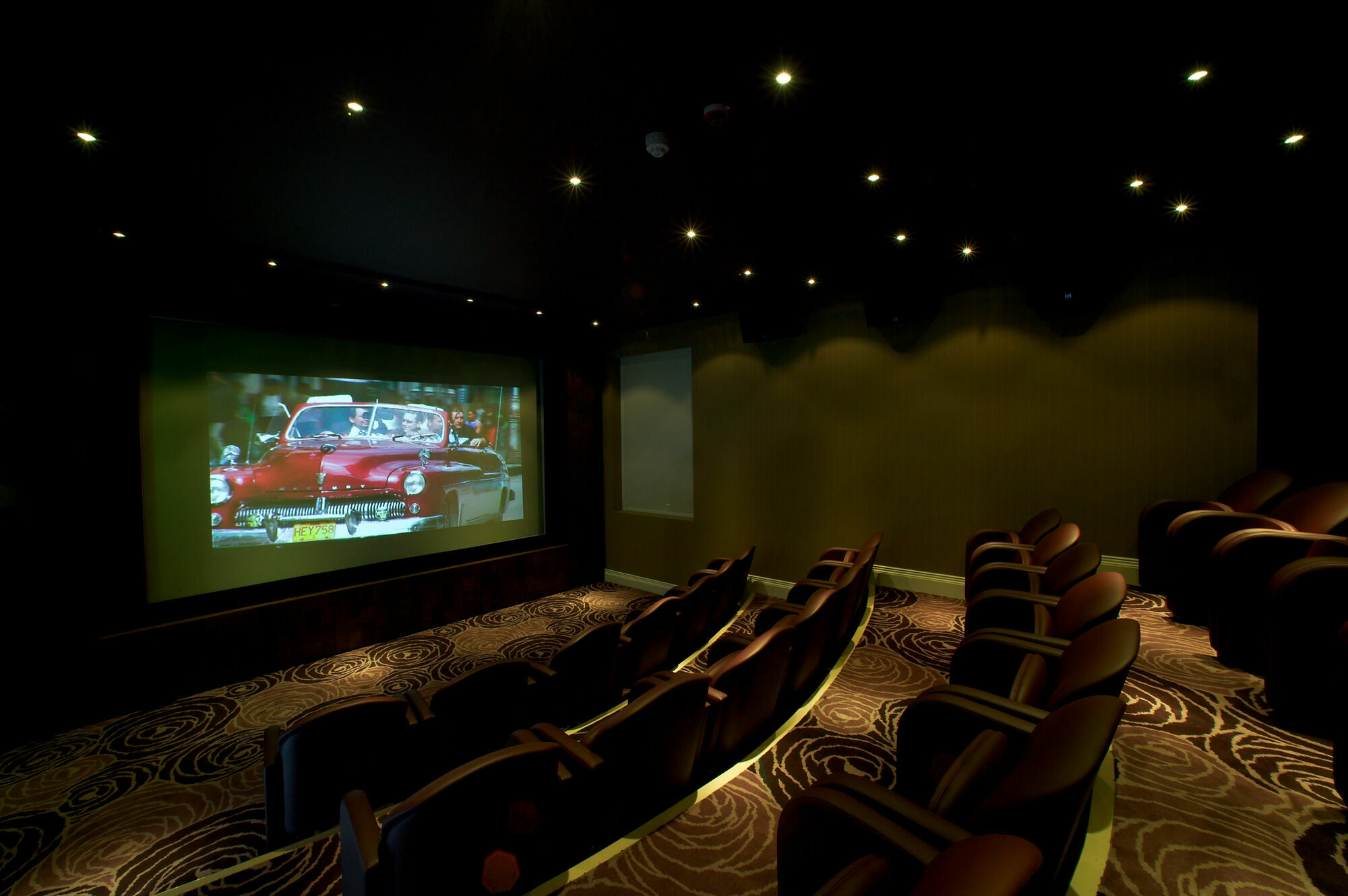 Hotel The Roseate Reading Esterno foto A home theater