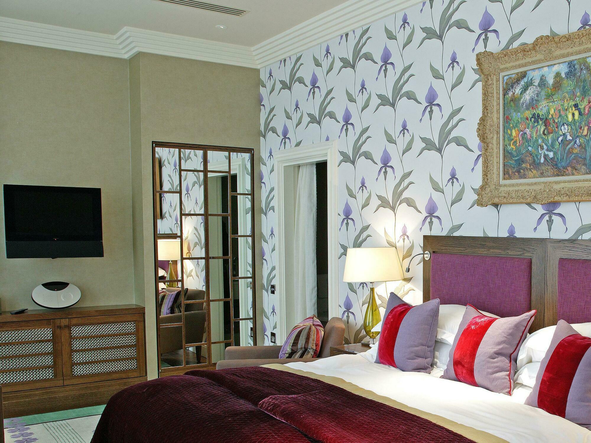 Hotel The Roseate Reading Esterno foto A bedroom with wallpaper