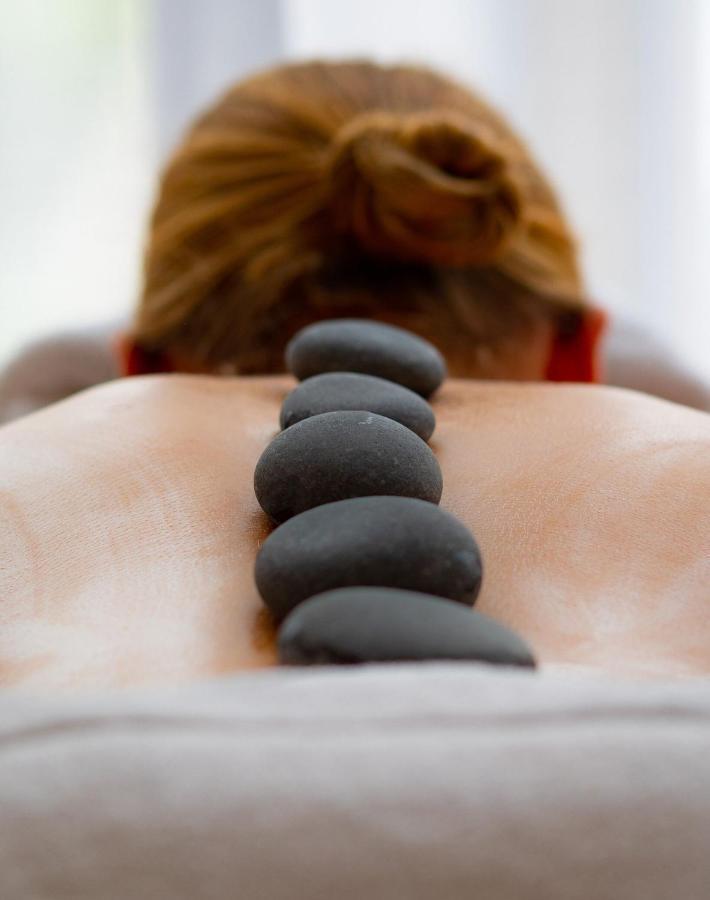 Hotel The Roseate Reading Esterno foto Hot stone massage